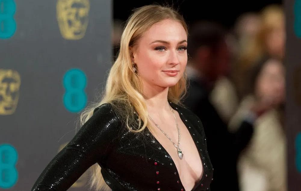 Sophie Turner tem primeira imagem como Lara Croft revelada